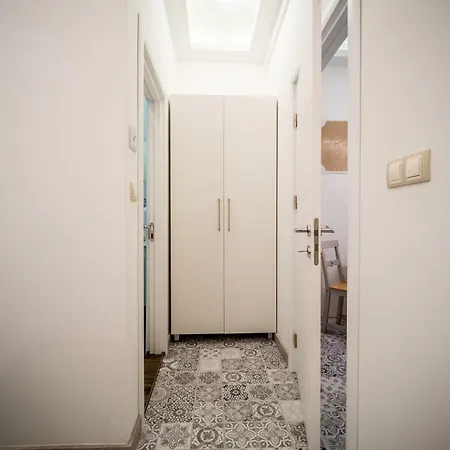 Pearl Life - No Window * Sofia